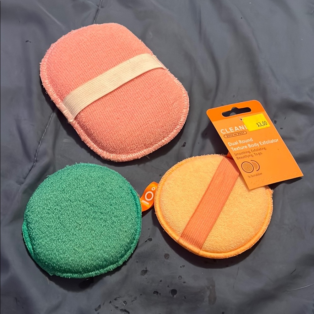 Dual Round Exfoliating Pads. exfoliating set